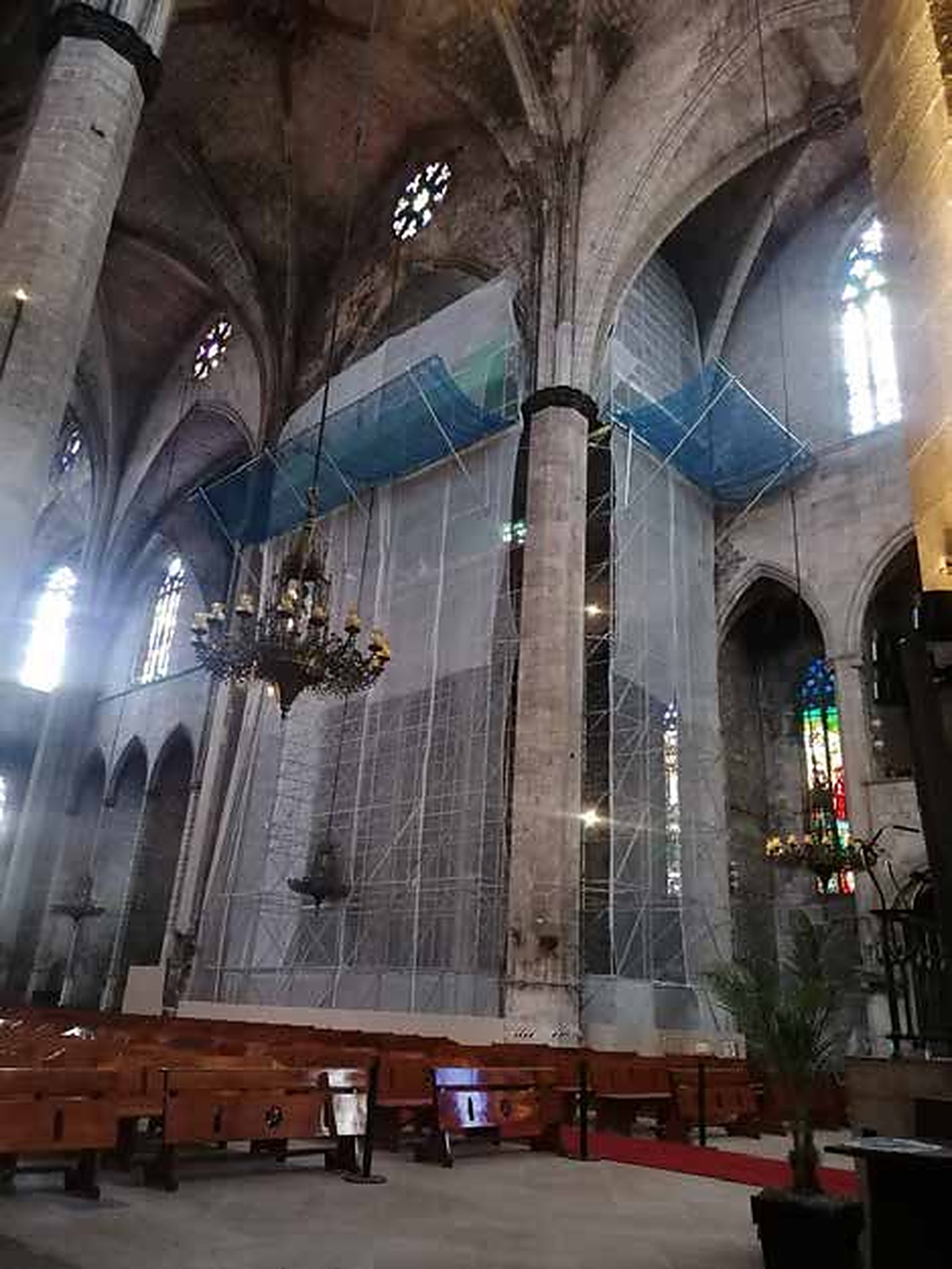 Bastida muntada a la nau per accedir a la crugia nord