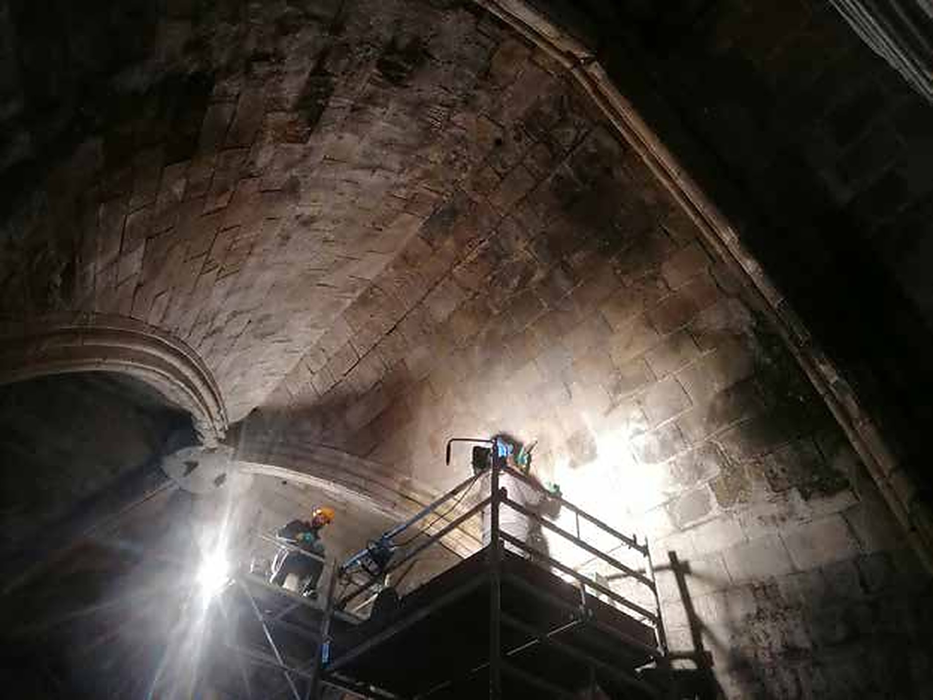 Treballs de restauració a la volta des de la bastida