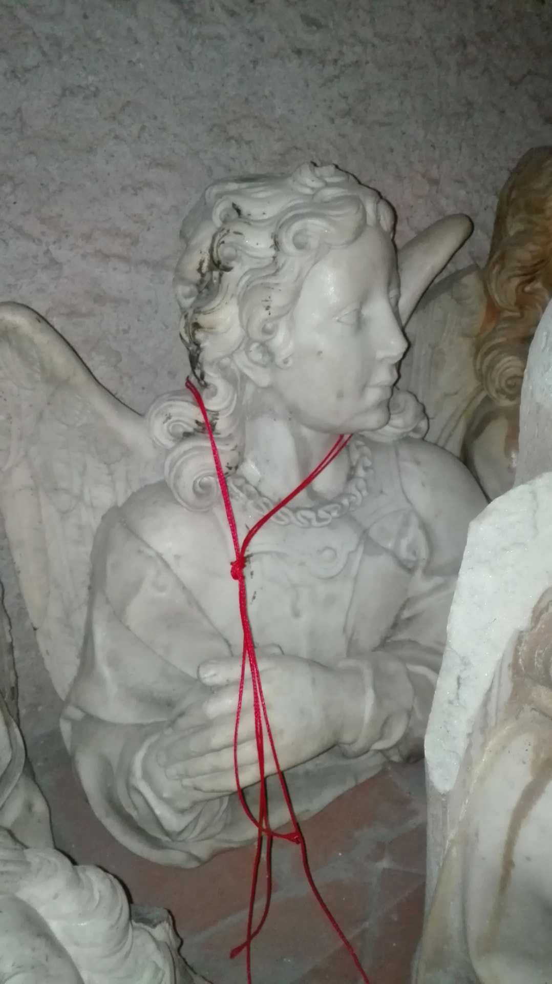 Detall d'un bust de marbre abans de la neteja