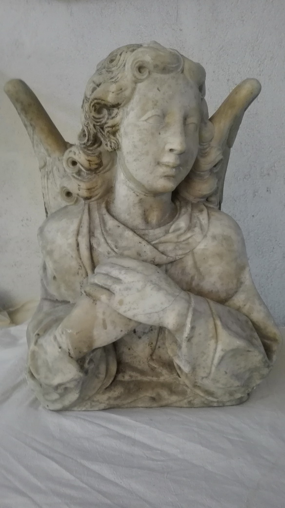 Bust de marbre en procés de neteja