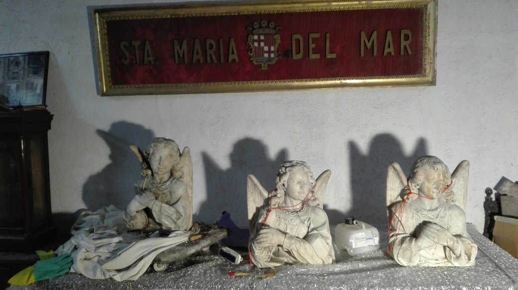 Els tres busts sota el rètol de Santa Maria del Mar