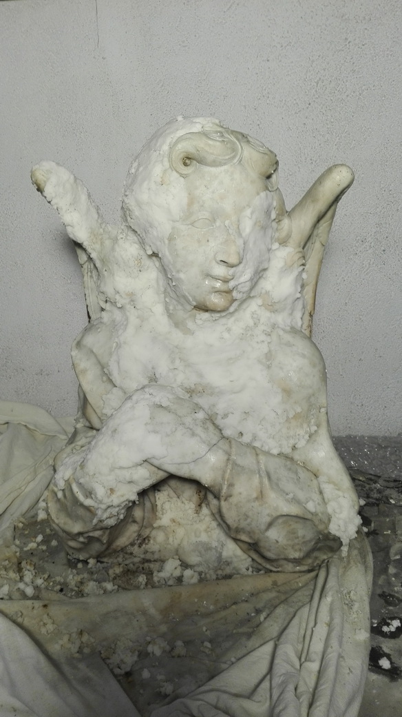 Neteja química d'un bust de marbre