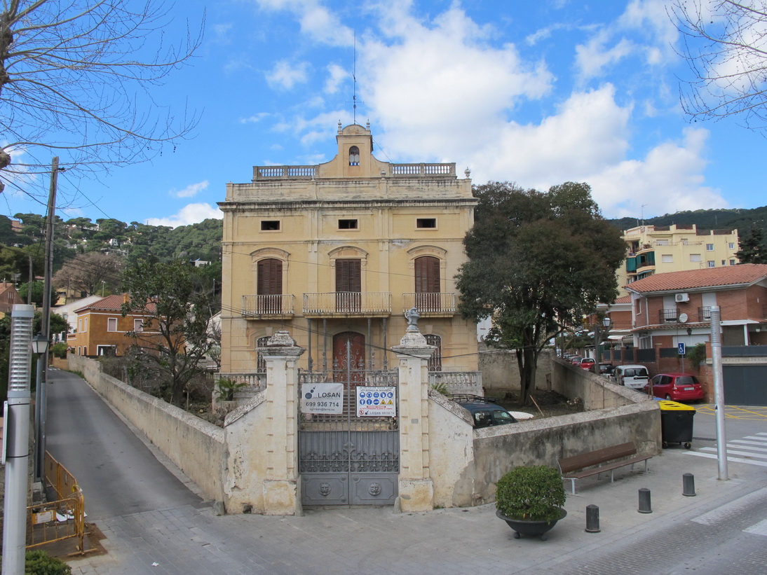 Façana principal de Can Batalla des del carrer
