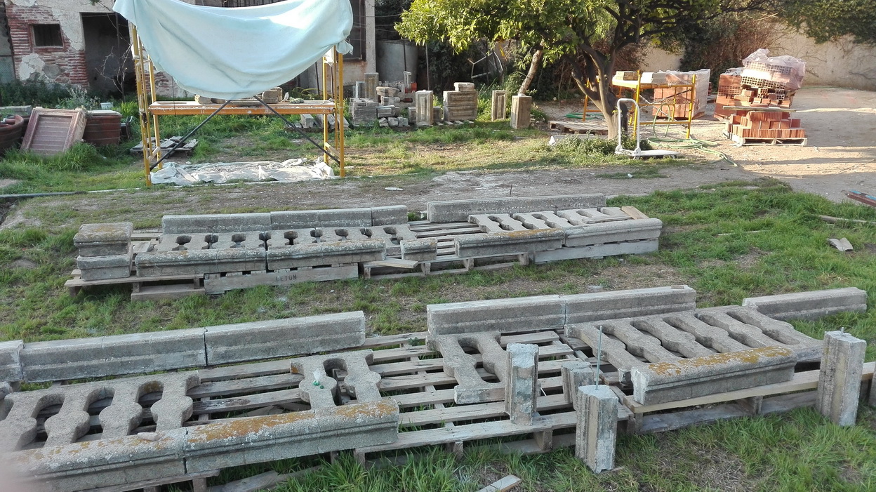 Elements de la balaustrada desmuntats per a la restauració