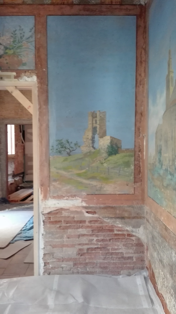 Estat previ: sòcol perdut i obra vista sota les pintures murals