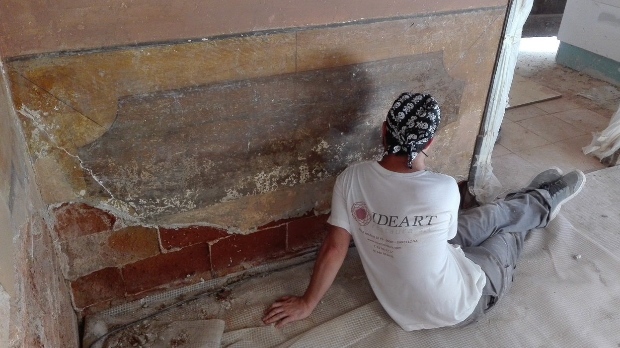 Restauració del sòcol pintat de la sala