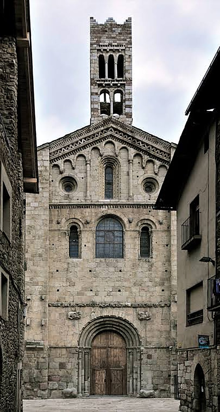 Vista general de la façana de la Catedral de la Seu d'Urgell