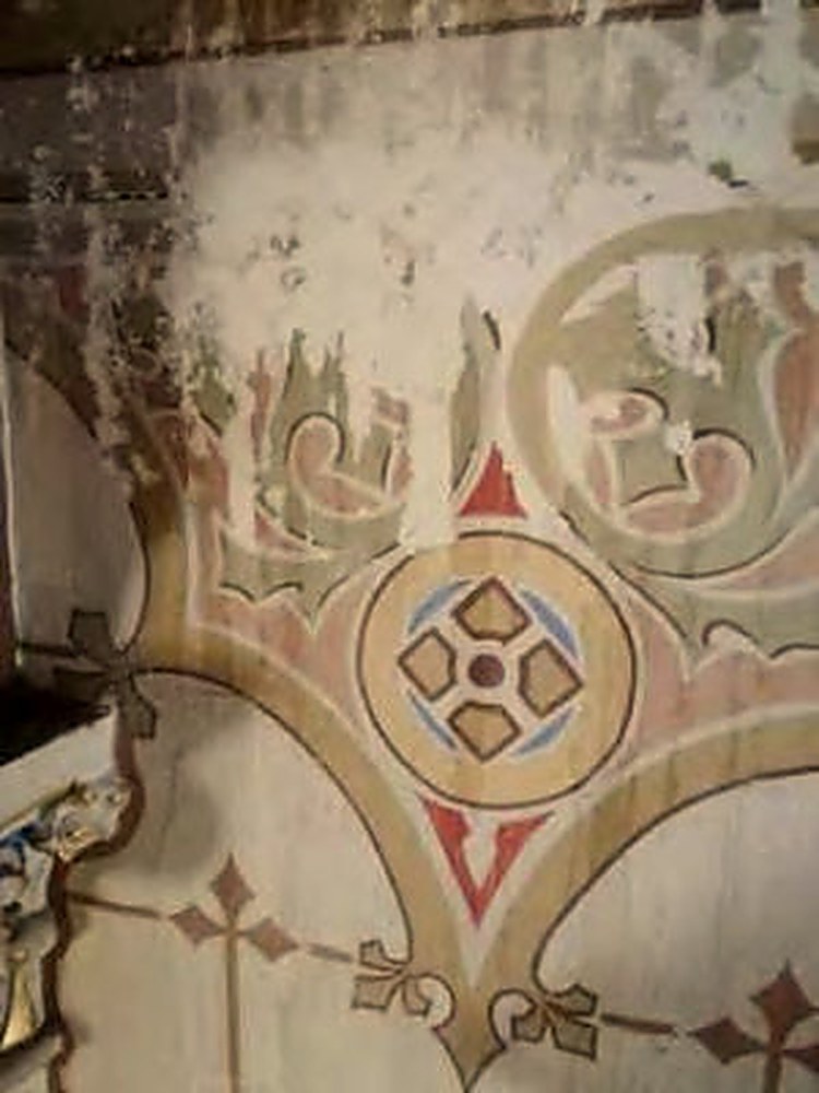 Detall de la pintura mural amb pèrdues i brutícia, abans de la restauració
