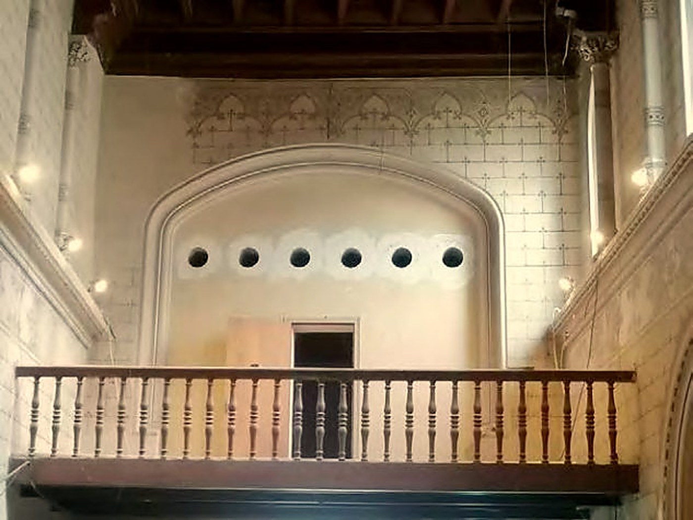 Tribuna de la capella abans de la restauració