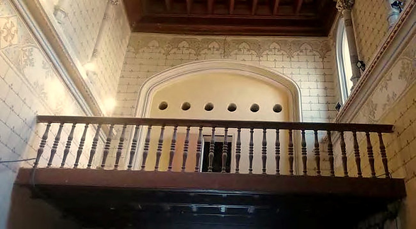Tribuna de la capella amb els paraments restaurats