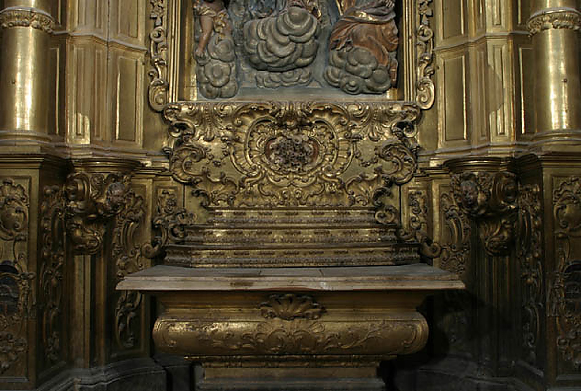 Altar i frontal daurat amb brutícia acumulada