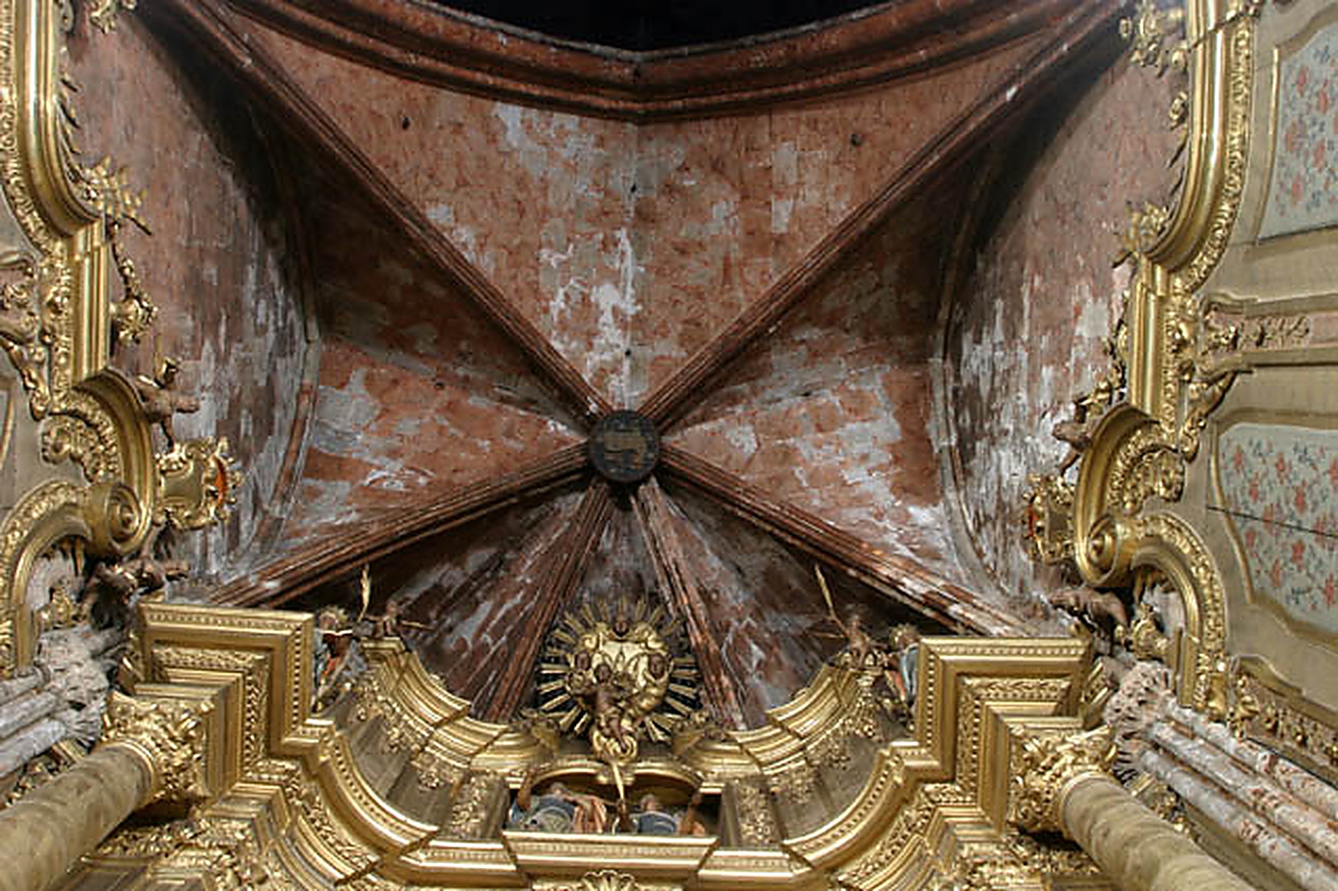 Volta gòtica de pedra i morters de la capella abans de la intervenció