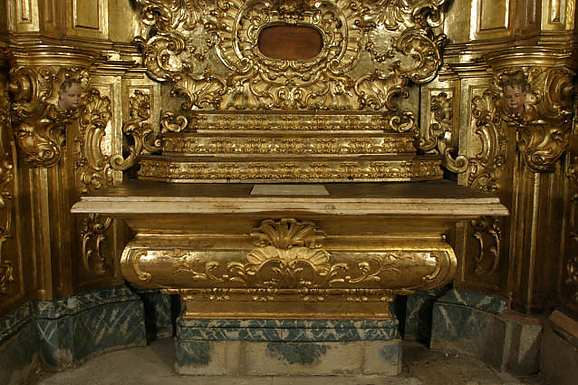Altar i frontal daurat després de la neteja i consolidació