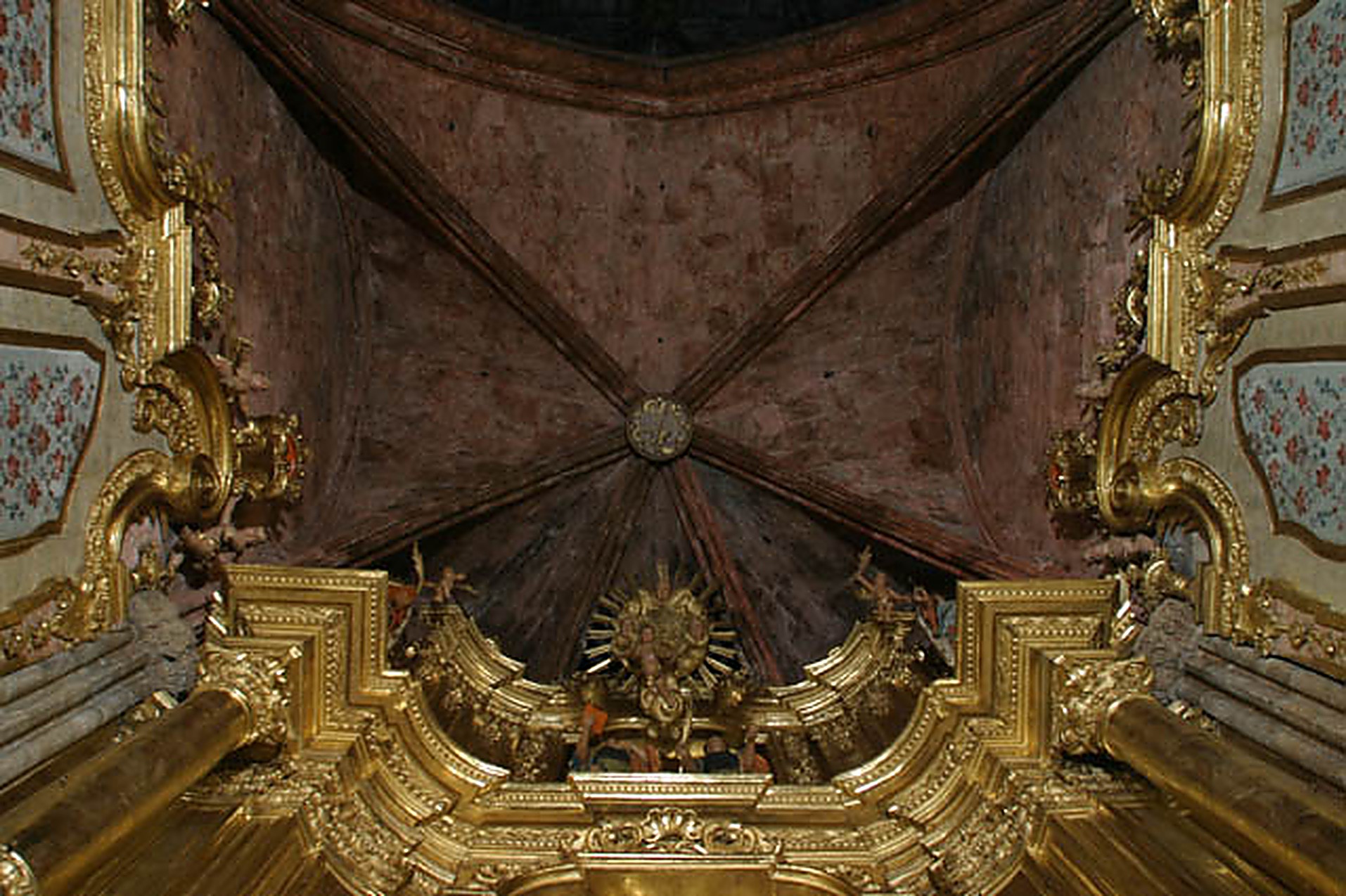 Volta de la capella i coronament del retaule un cop finalitzada la restauració