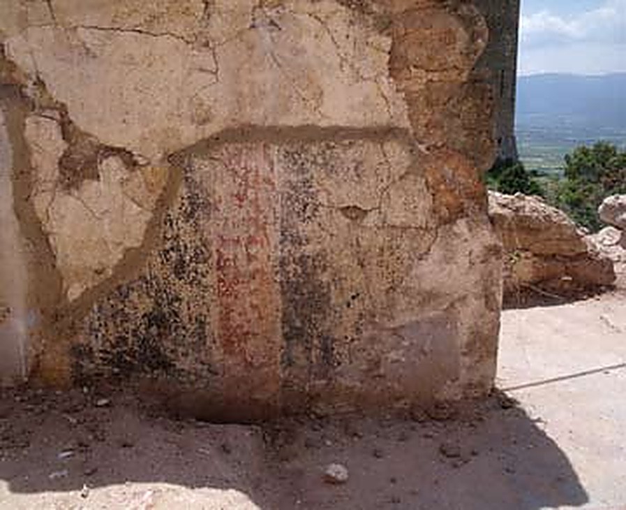 Mur amb restes de pintura mural en estat previ