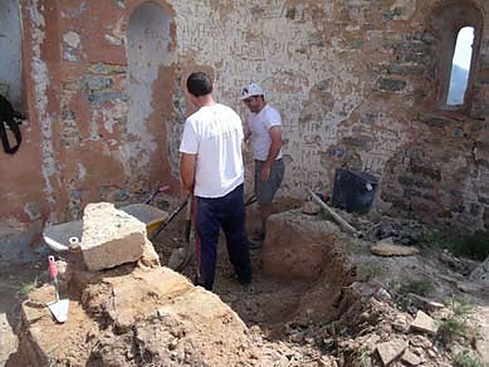 Treballs d'excavació i retirada de runa a l'interior