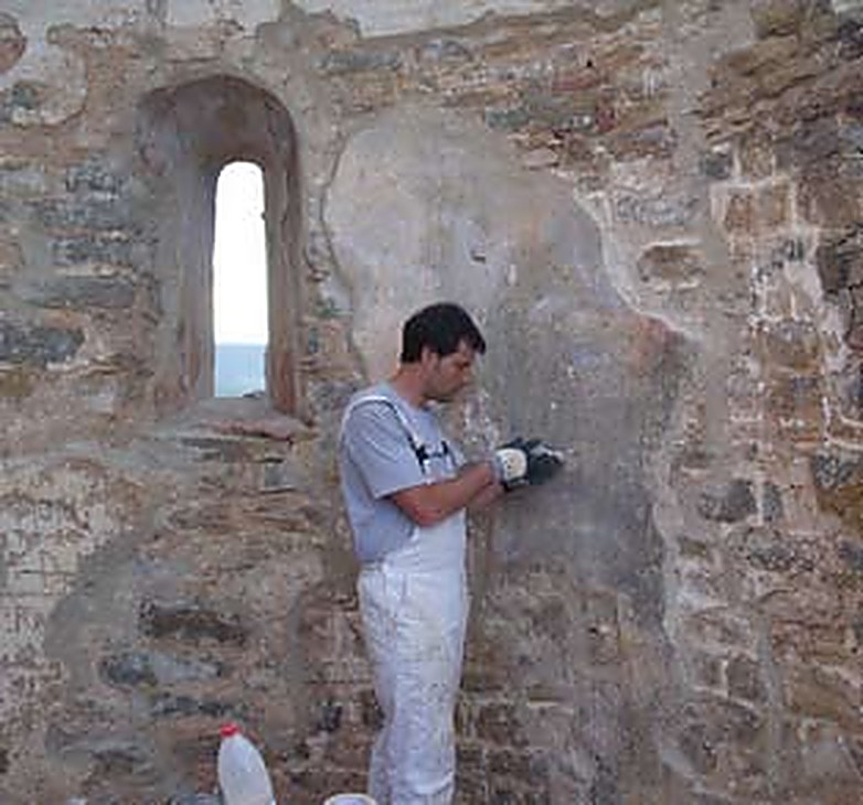 Restaurador consolidant el parament interior