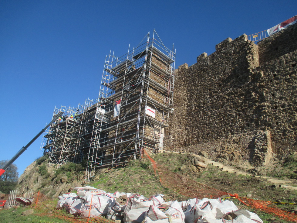 Bastida muntada sobre la muralla durant els treballs