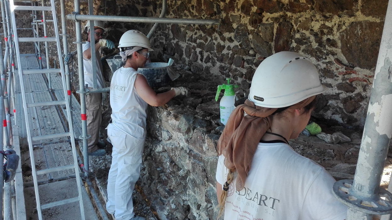 Equip d'Ideart Restaura consolidant un mur interior