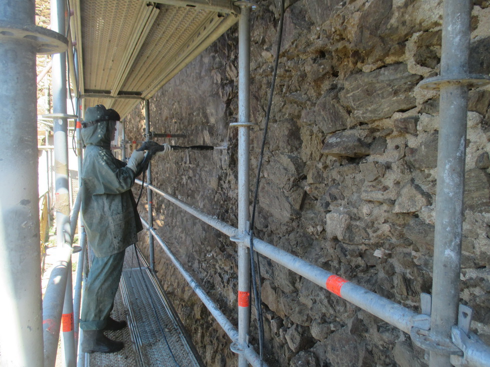 Neteja del parament de pedra amb projecció