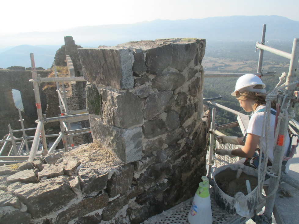 Restauració del coronament d'un mur