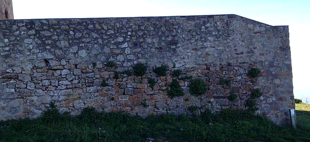 Mur exterior del recinte abans dels treballs de restauració