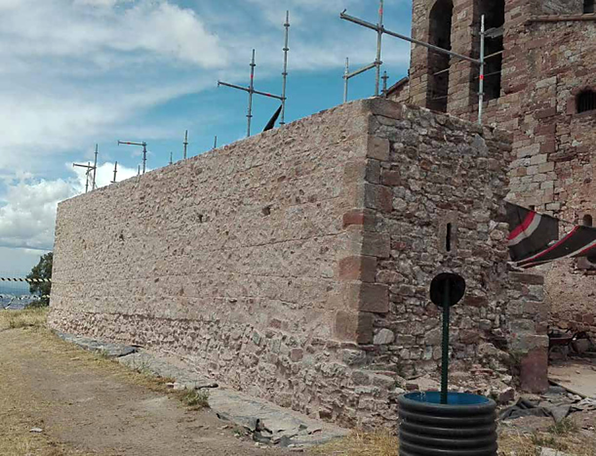 Mur exterior restaurat al conjunt del Castell de Tagamanent