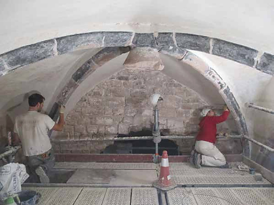 Restauradors treballant a les voltes interiors