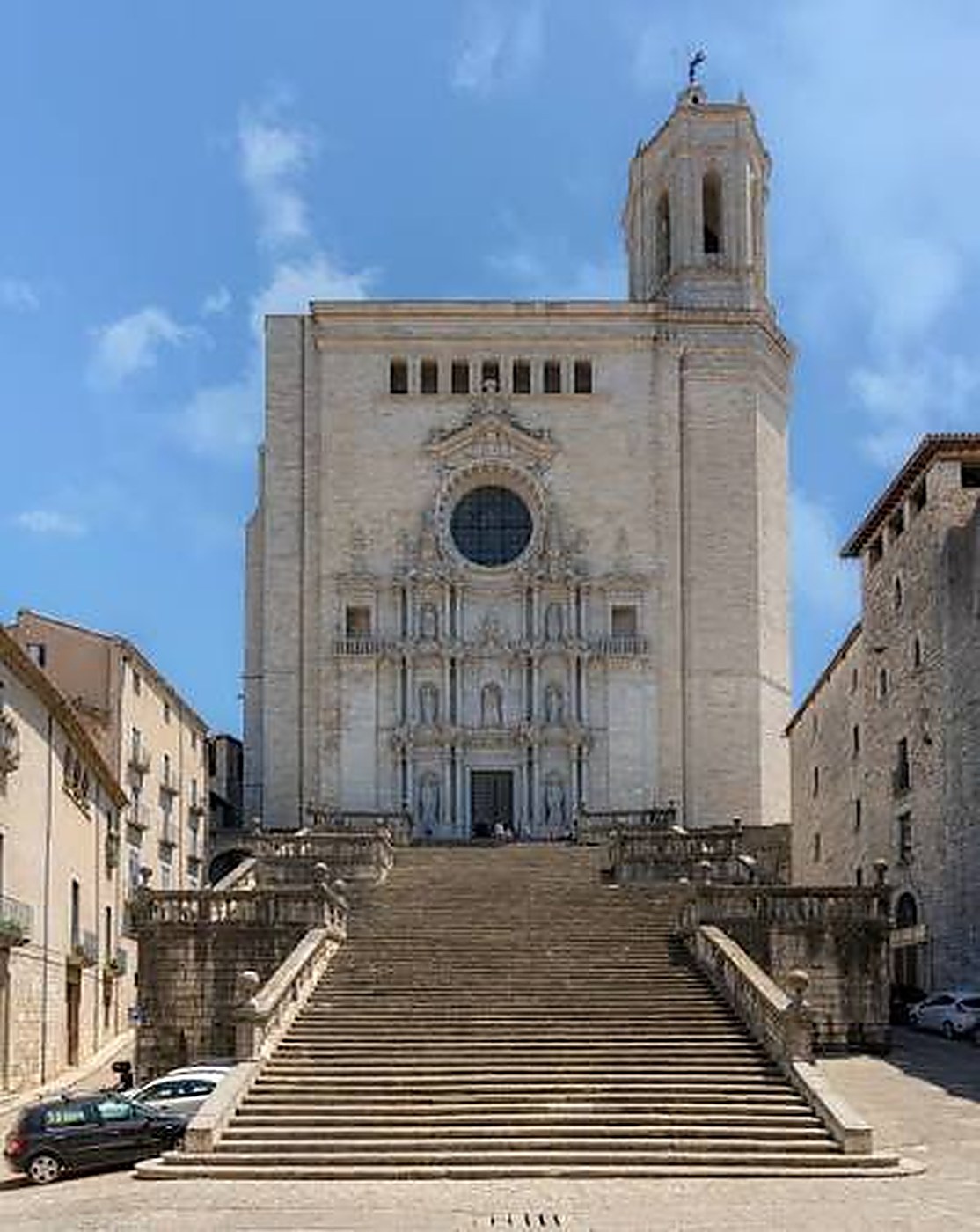 Vista general de la façana i l'escalinata de la Catedral de Girona