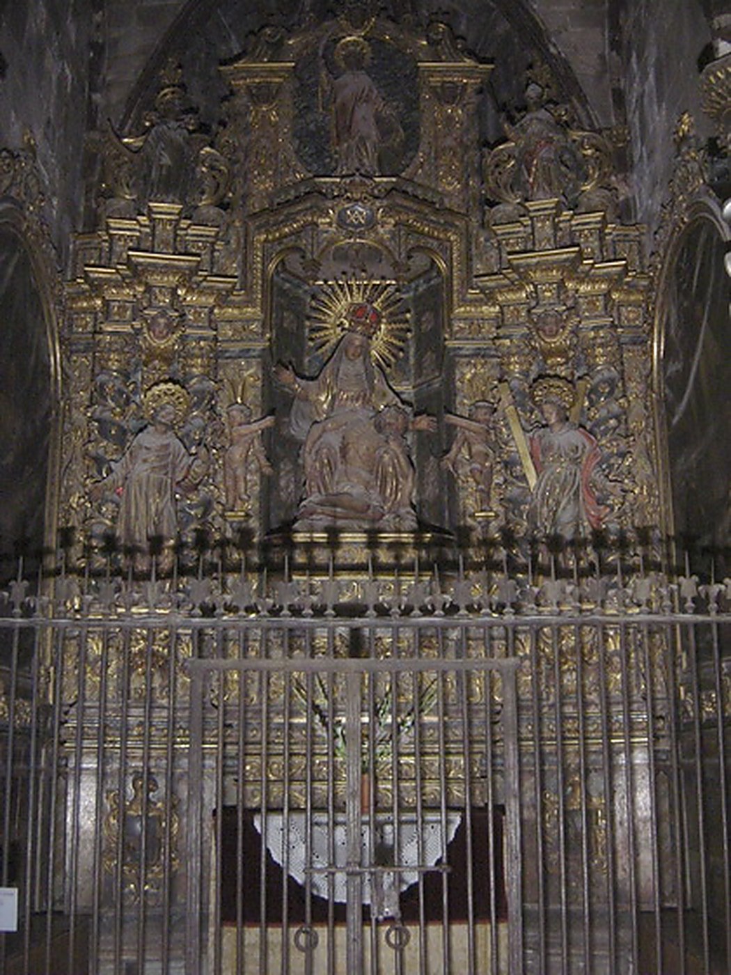 Retaule de la capella abans de la restauració, amb brutícia acumulada