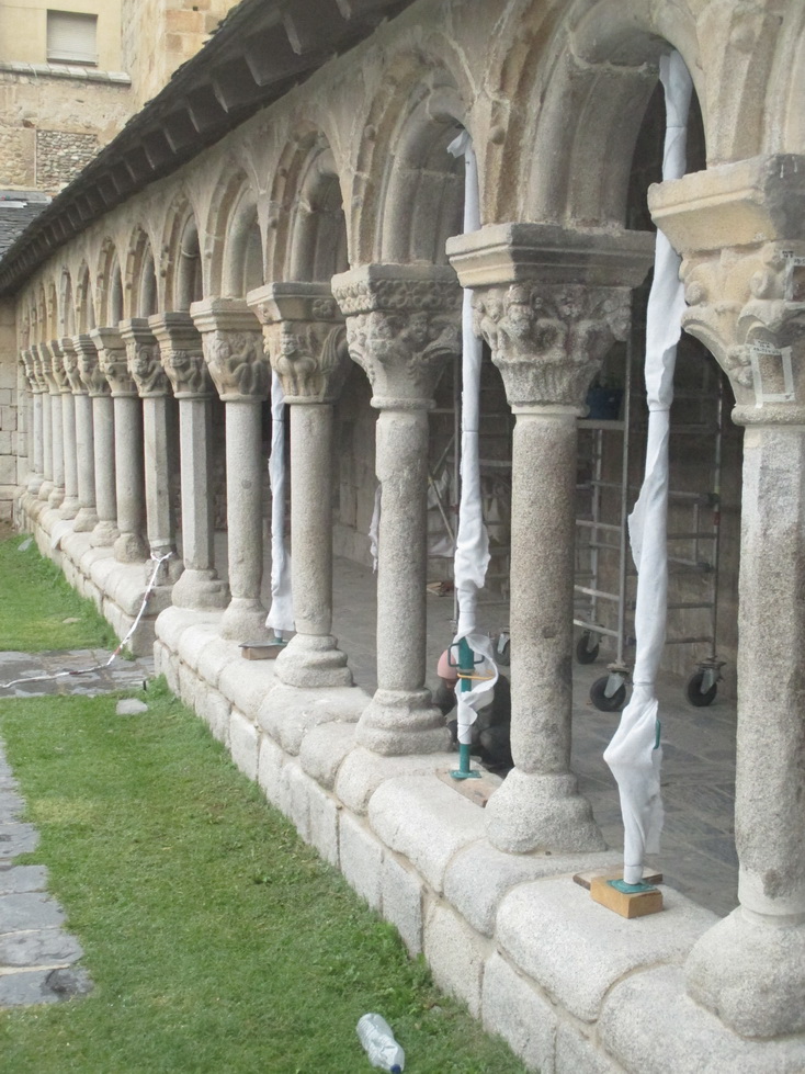 Galeria del claustre amb capitells romànics en restauració