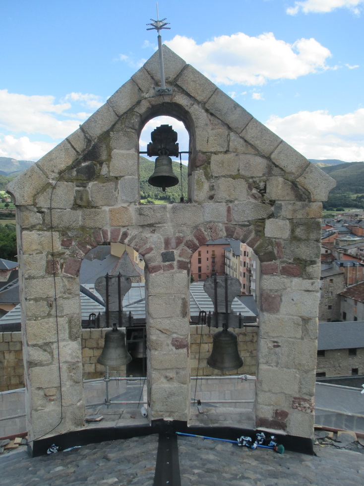 Campanar d'espadanya de pedra amb les campanes