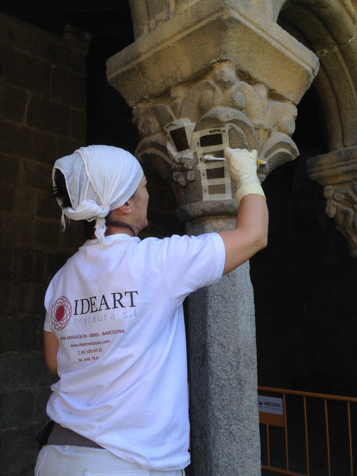 Restauradora fent mostres de neteja en un capitell