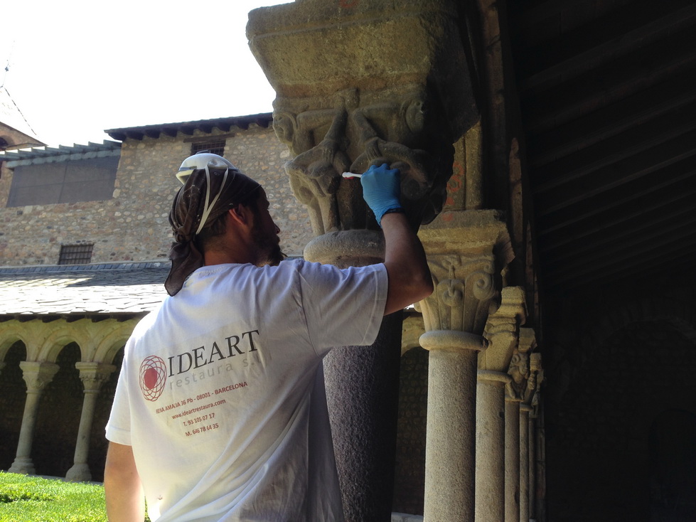 Restaurador tractant un capitell romànic