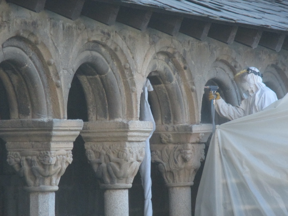 Neteja amb microabradació dels arcs del claustre