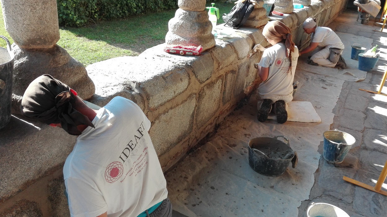 Equip d'Ideart Restaura consolidant la balaustrada de pedra