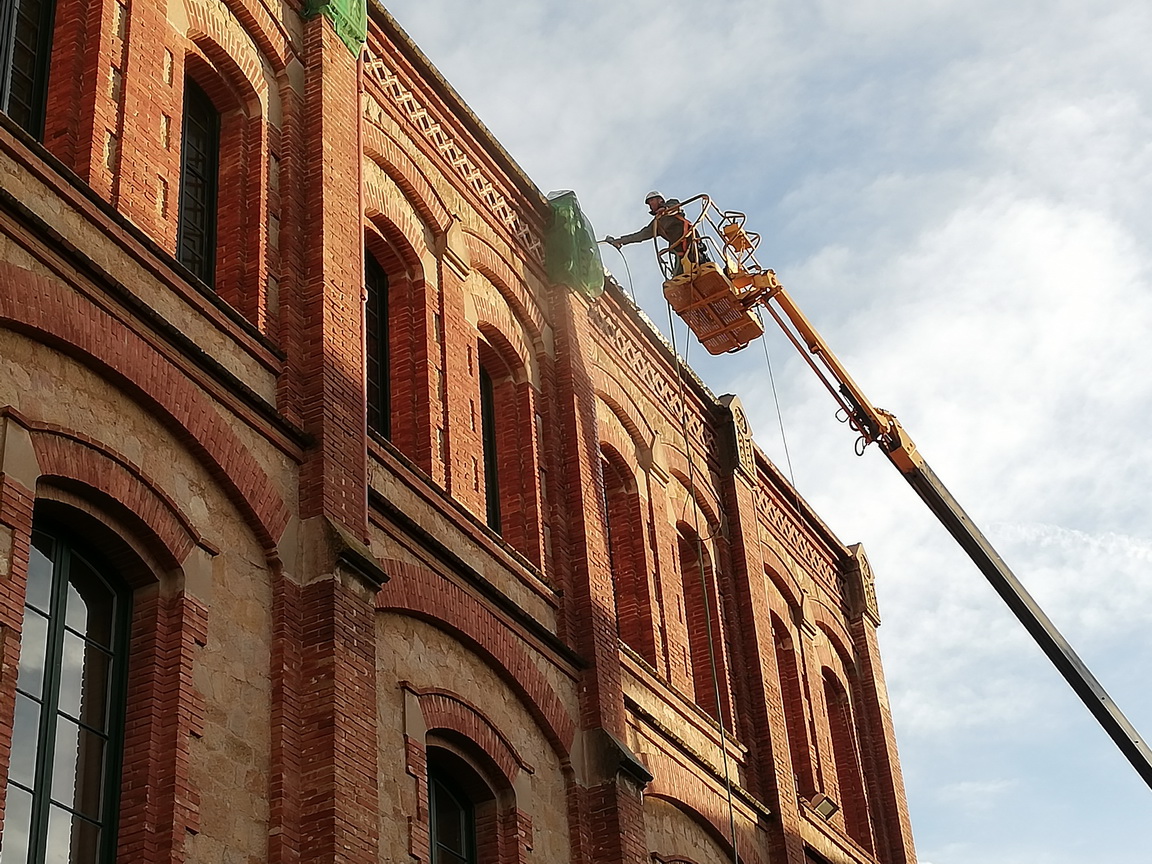 Restauració dels coronaments de la façana