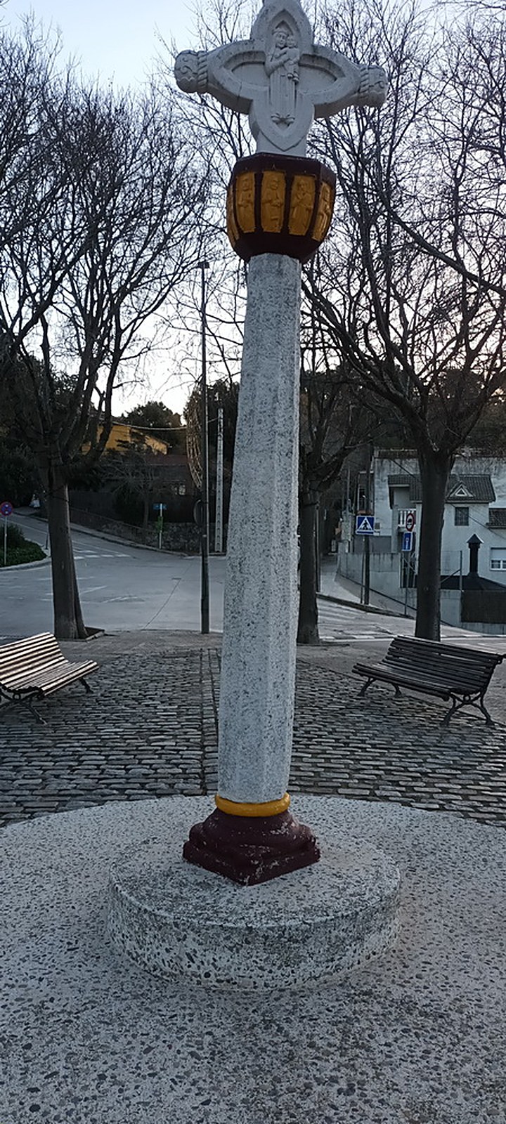 Vista general de la creu de terme d’en Blau després de l’acte vandàlic, abans de la restauració