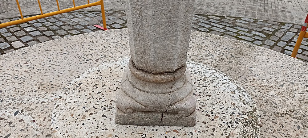 Base de pedra de la creu amb esquerdes per l’acte vandàlic, abans de la intervenció