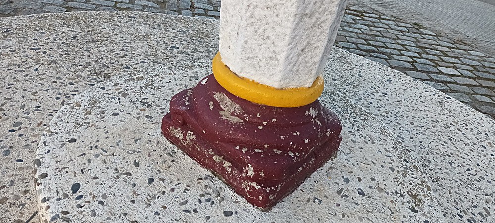 Basament pintat amb pèrdues de policromia per l’acte vandàlic, abans de la restauració