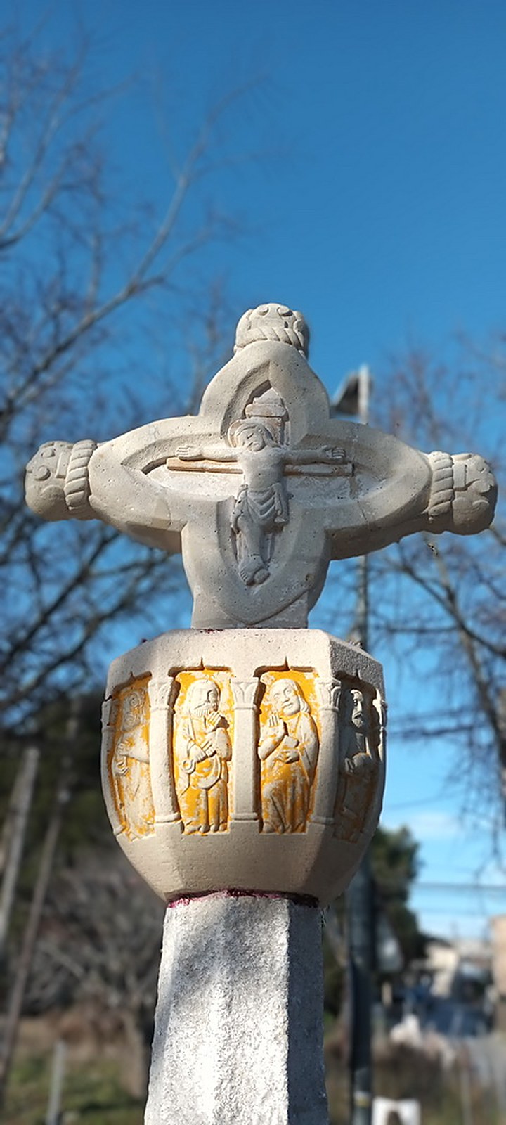Detall del crucifix i el capitell restaurats després de l’acte vandàlic