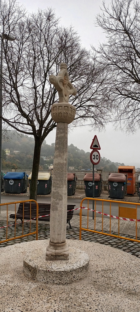 Vista general de la creu de terme d’en Blau de Les Planes restaurada després de l’acte vandàlic