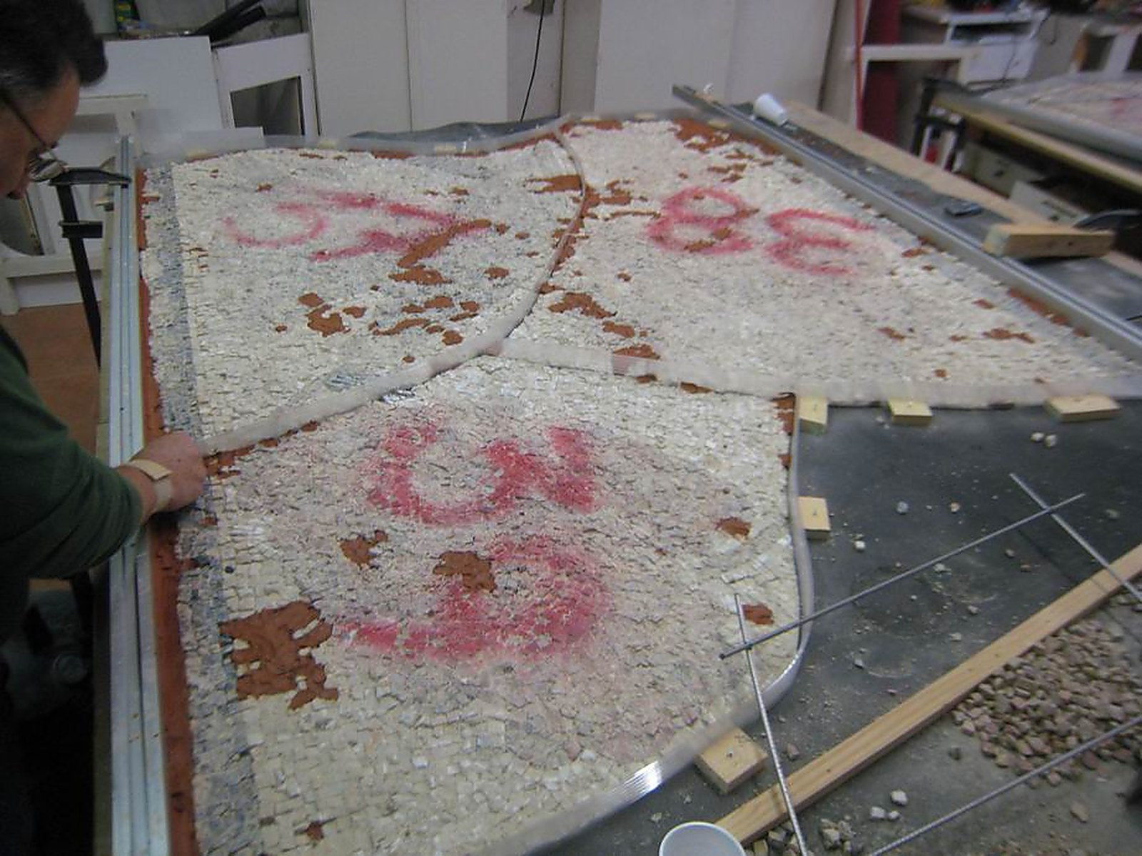 Procés al taller: fragments de mosaic engasats i preparats