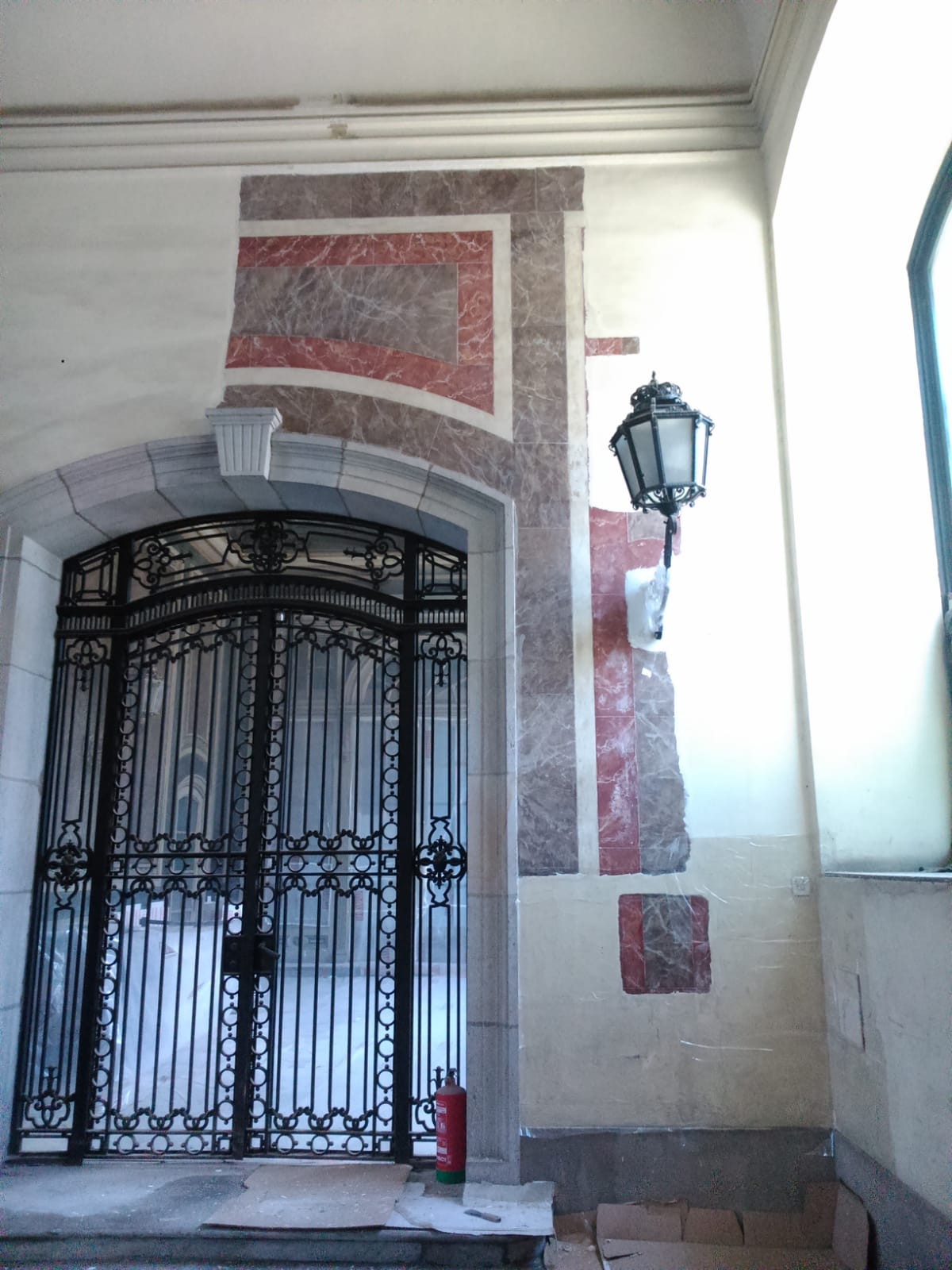 Zaguà amb les proves de recuperació de la pintura mural