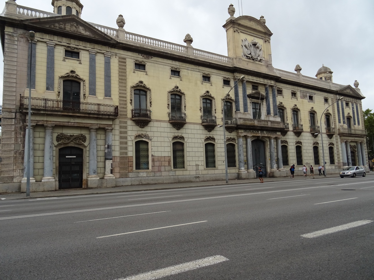 Vista general de la façana principal de la Delegació del Govern a Catalunya