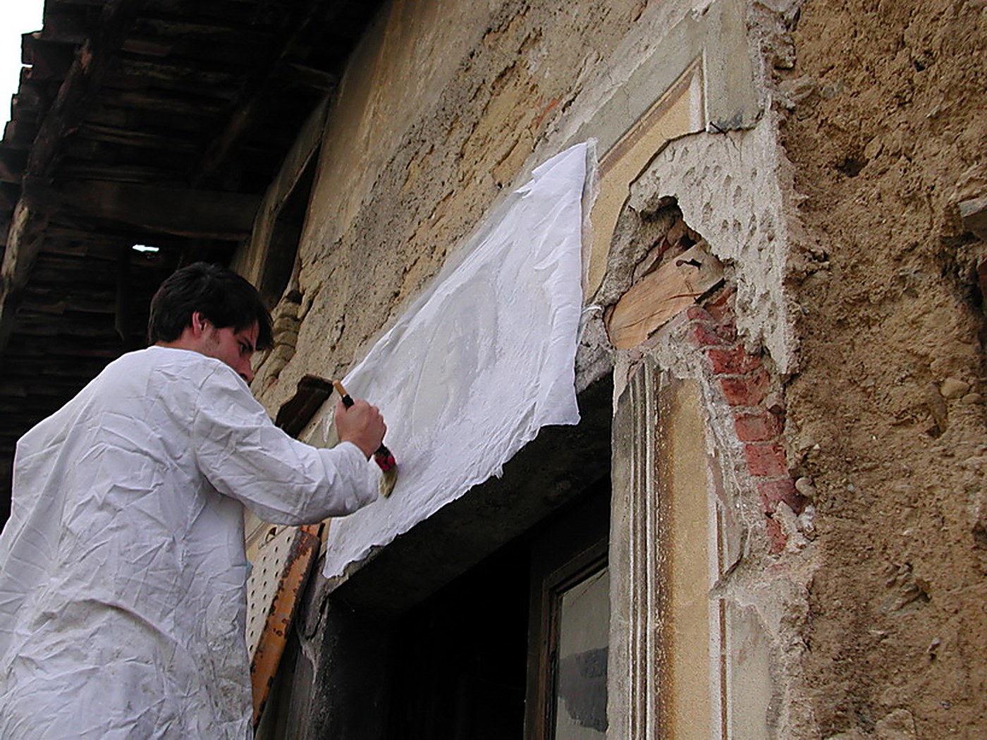Aplicació de l'engasat protector sobre la pintura mural