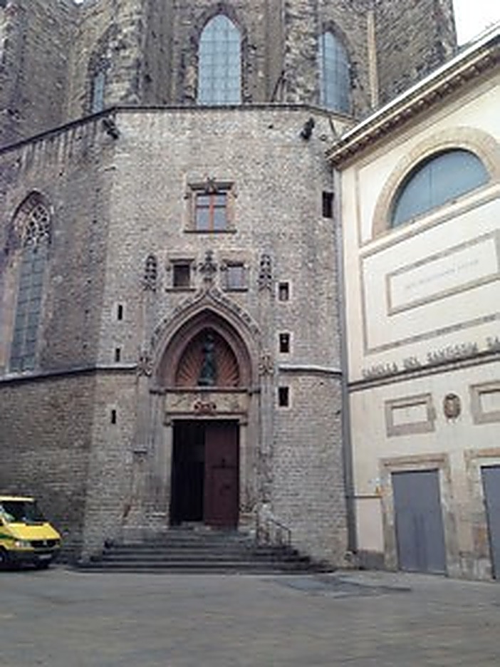 Vista general de la façana i la portalada gòtica de Santa Maria del Mar des del Passeig del Born