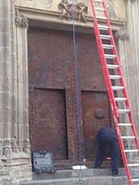 Treballs de restauració de les portes amb escala