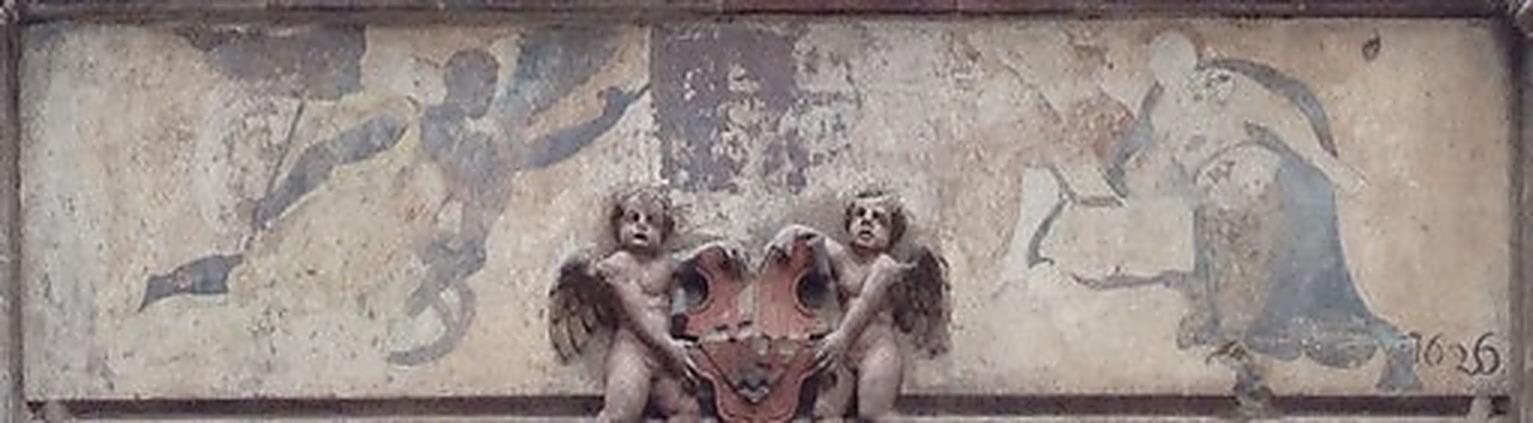 Relleu policromat amb els àngels i la data 1626 després de la restauració