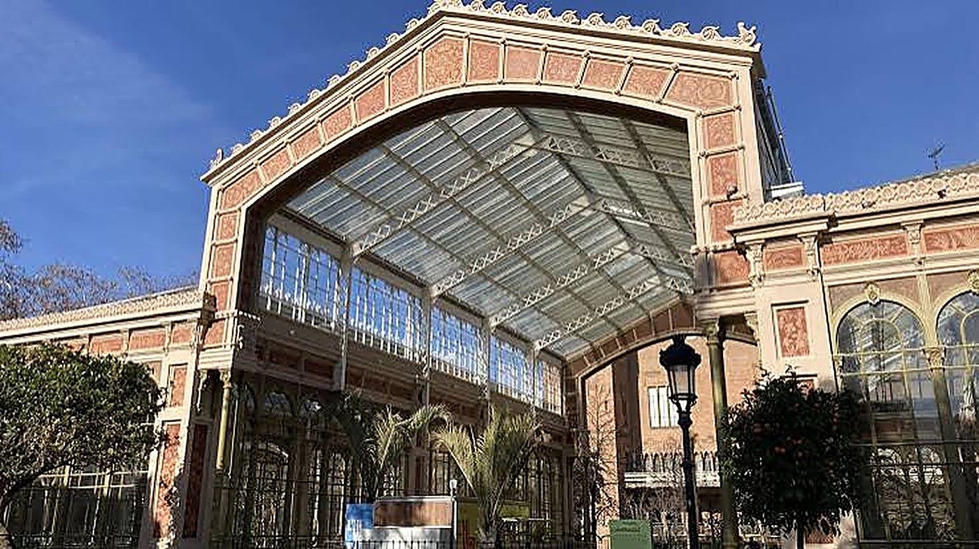 Vista general de l'Hivernacle restaurat, amb els esgrafiats vermells recuperats